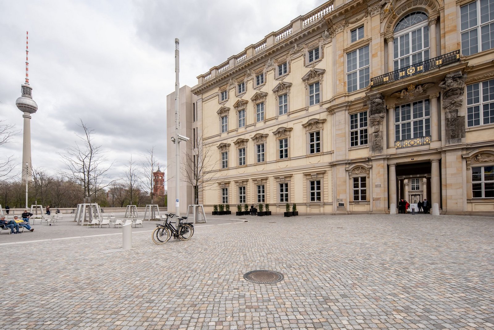 Vorplatz des Humboldtforums mit unterirdischer Geothermieanlage. Quelle: Bundesverband Geothermie e.V./ Olaf Selchow