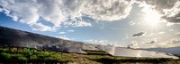 Solaranlagen auf einem Feld unter einem wolkenbedecktem Himmel