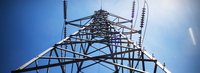 Strommast von unten vor blauem Himmel