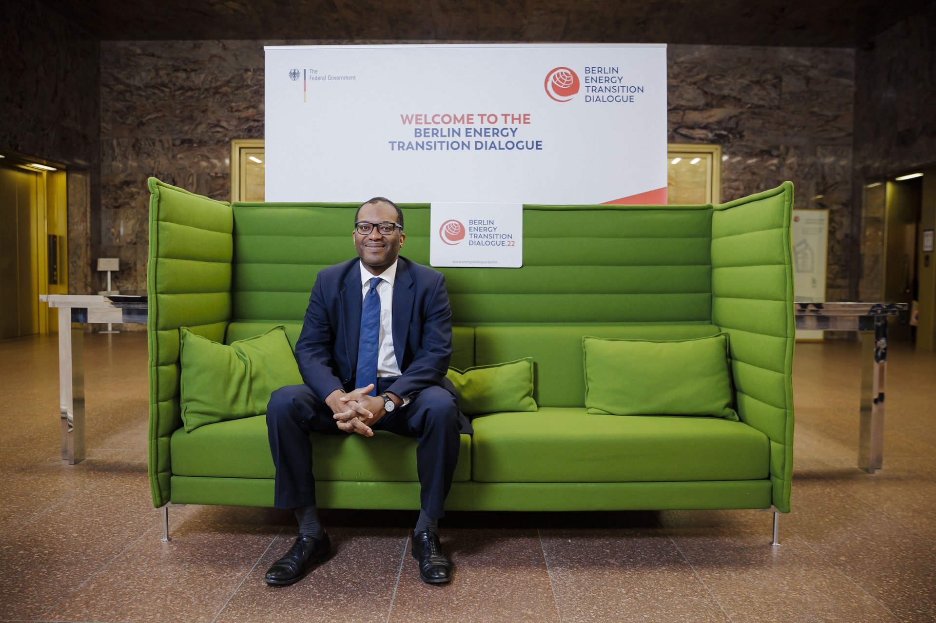 Kwasi Kwarteng sitzt auf dem Grünen Sofa beim BETD2022