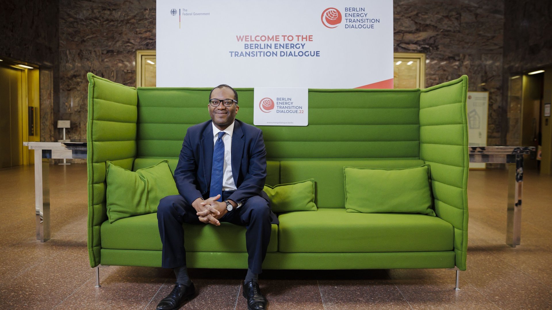 Kwasi Kwarteng sitzt auf dem Grünen Sofa beim BETD2022