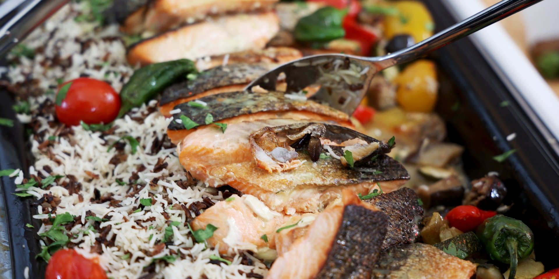 Buffet beim BEE-Sommerfest mit Reis, Lachs und Gemüse
