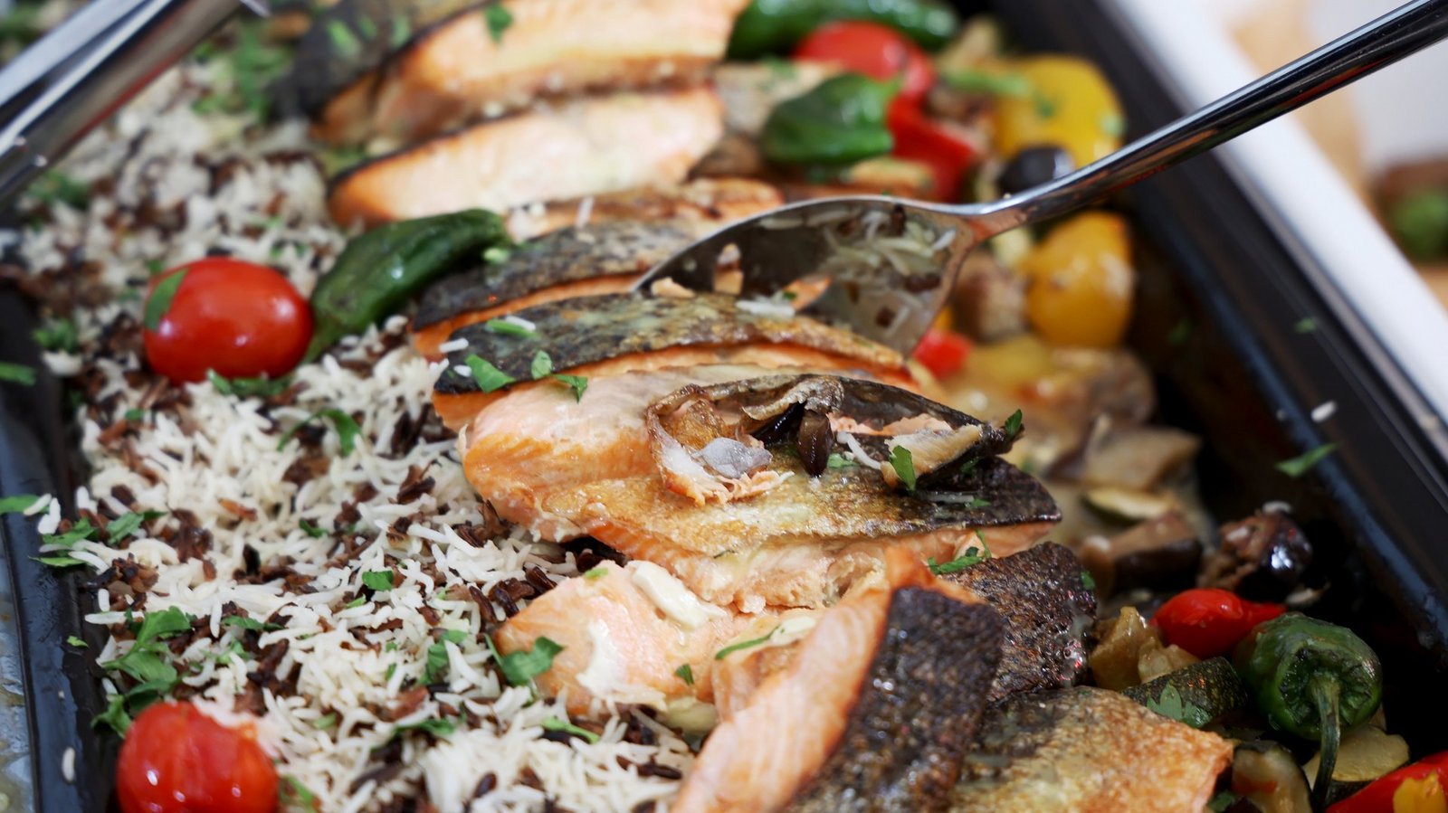 Buffet beim BEE-Sommerfest mit Reis, Lachs und Gemüse