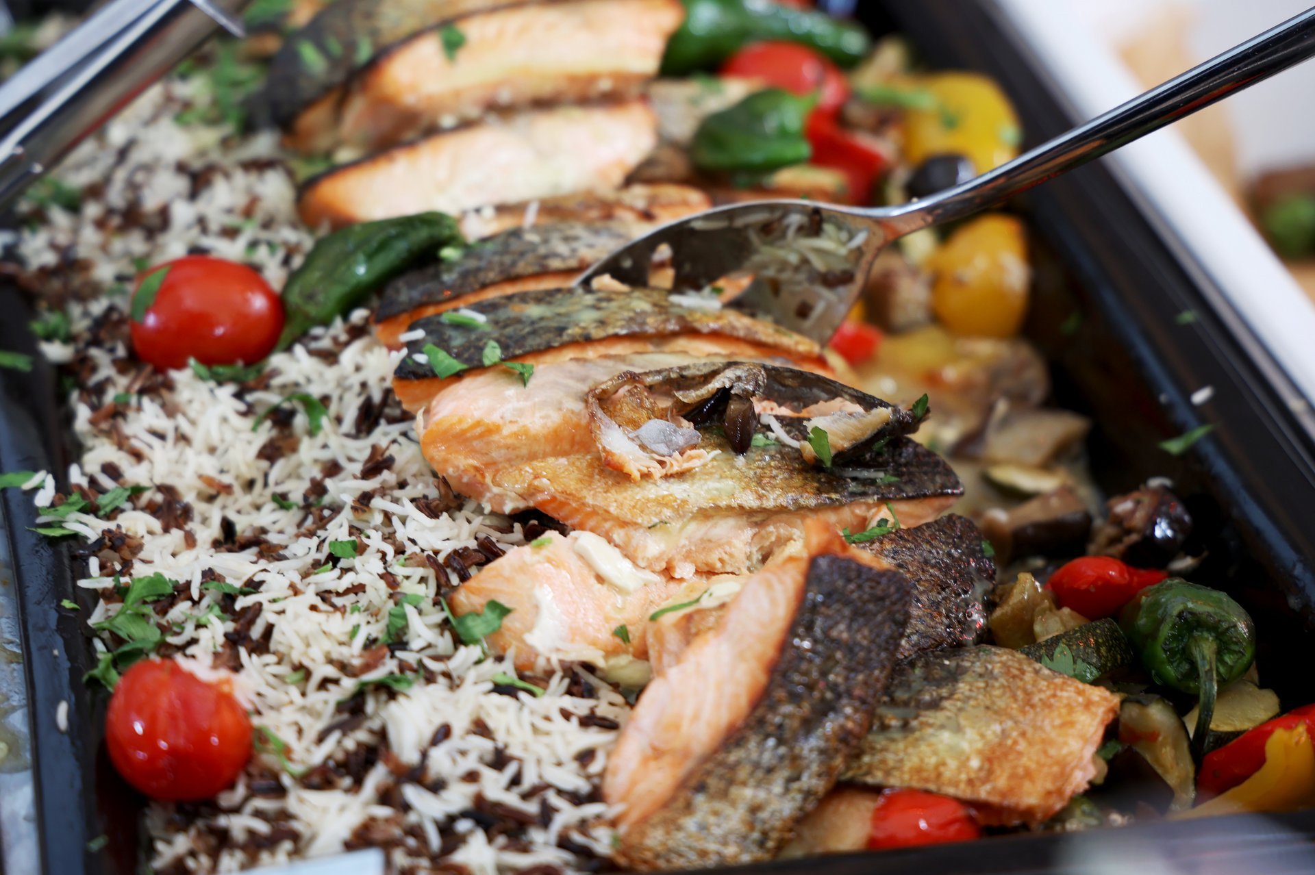 Buffet beim BEE-Sommerfest mit Reis, Lachs und Gemüse