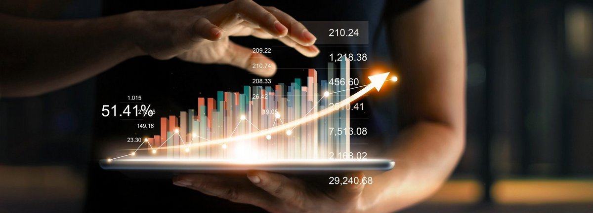 Geschäftsmann hält Tablet und zeigt ein wachsendes virtuelles Hologramm von Statistiken, Grafiken und Diagrammen mit Pfeil nach oben auf dunklem Hintergrund. Aktienmarkt. Geschäftswachstum, Planung und Strategiekonzept.