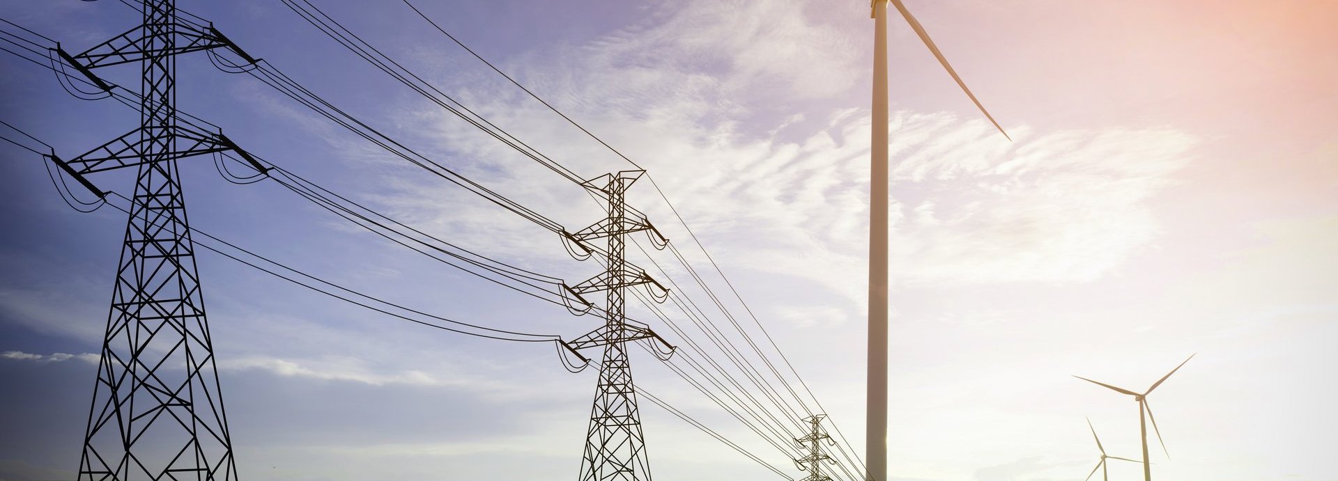Beschreibung: Solarkollektoren, Strommast und Windräder vor dem Himmel
