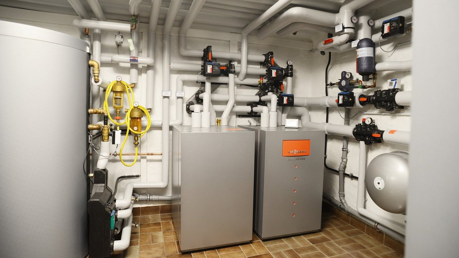 Wärmepumpe Anlage im Keller eines Gebäudes
