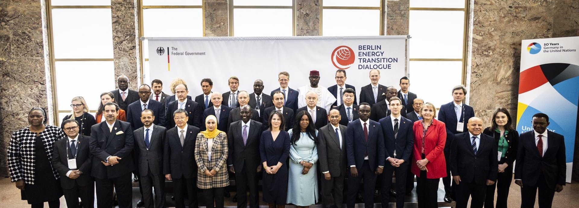 Beschreibung: Gruppenfoto beim Berlin Energy Transition Dialogue