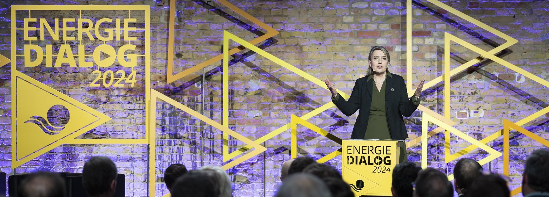 Beschreibung: Auf der Bühne des Energiedialogs wird eine Rede gehalten